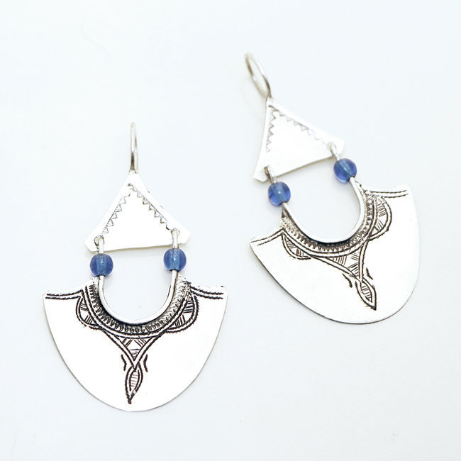 Bijoux ethniques touareg boucles d'oreilles en argent 925 femme pendantes longues feuilles gravées perles bleues - Niger 047