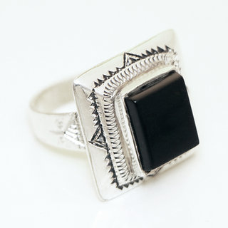 Bijoux ethniques touareg bague chevalire en argent 925 massif femme homme carre grave et pierre fine Onyx noir - Niger 026 c