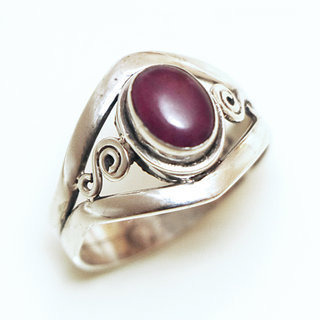 Bijoux ethniques Indiens bague en argent 925 fine femme filigranes pierre fine ovale corindon rubis rouge - Inde 066