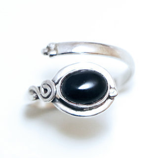 Bijoux ethniques Indiens bague en argent 925 fine rglable ajustable femme filigranes petites ovales et pierre fine Onyx noir - Inde 074 b