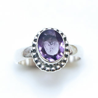 Bijoux ethniques Indiens bague en argent 925 femmes  hommes filigranes petite ovale facettes et pierre fine Amthyste violet mauve - Inde 079 c