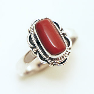 Bijoux ethniques Indiens bague fine en argent 925 massif femme filigranes ovale et pierre Corail rouge orange - Inde 096