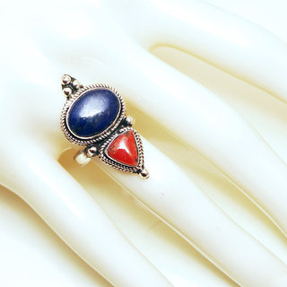 Bijoux ethniques indiens tibetains bague en argent 925 massif femme homme longue filigranes perle ovale triangle et pierre fine Corail orange rouge et Lapis-Lazuli bleu npalais tibet - Npal 042 b