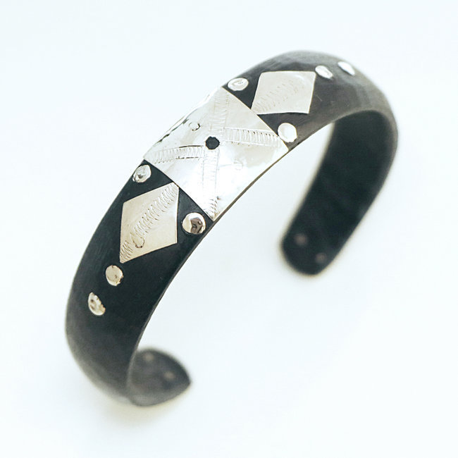 Bracelet jonc ouvert en corne et bronze blanc gravé - Mauritanie 002