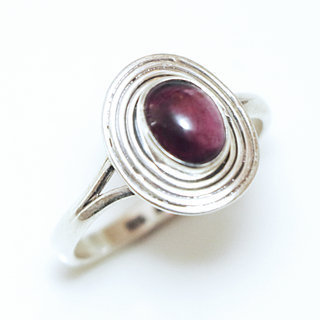 Bijoux ethniques Indiens bague en argent 925 massif femme fine petite ovale filigranes pierre fine Grenat rouge - Inde 124