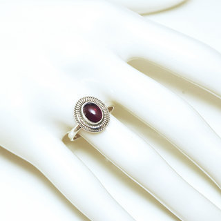 Bijoux ethniques Indiens bague en argent 925 massif femme fine petite ovale filigranes pierre fine Grenat rouge - Inde 125 b