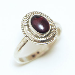 Bijoux ethniques Indiens bague en argent 925 massif femme fine petite ovale filigranes pierre fine Grenat rouge - Inde 125