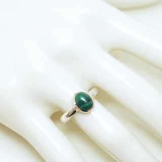 Bijoux ethniques Indiens bague en argent 925 massif femme fianailles classique fine petite ovale pierre fine Malachite vert - Inde 126 b