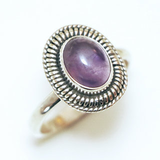 Bijoux ethniques Indiens bague en argent 925 massif femme fine petite ovale filigranes pierre fine Amthyste violet - Inde 125