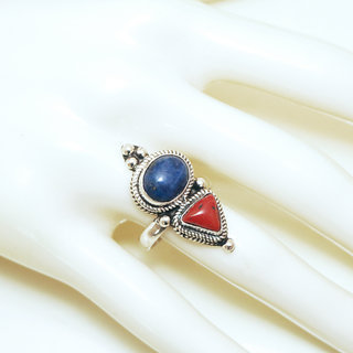 Bijoux ethniques indiens bague en argent 925 et pierre fine grande ovale triangle filigranes Lapis-Lazuli bleu vritable et corail rouge npalais - Npal 304 b