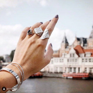 Bijoux ethniques Indiens bague en argent 925 massif femme jeune fille fine petite ovale fleur perles perle pierre fine Opaline blanc bleu - Inde 133 c