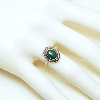 Bijoux ethniques Indiens bague en argent 925 massif femme fine petite ovale filigranes pierre fine Malachite vert - Inde 125 b