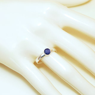 Bijoux ethniques Indiens bague en argent 925 massif femme fianailles classique fine petite ronde pierre fine corindon Saphir bleu fonc - Inde 128 b