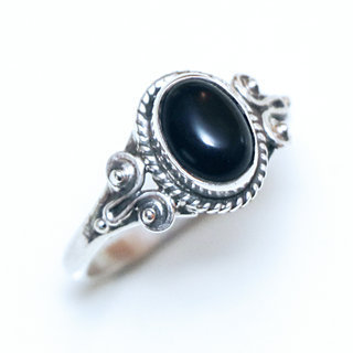 Bijoux ethniques Indiens bague fine argent 925 filigranes et pierre fine ovale Onyx noir - Inde 026