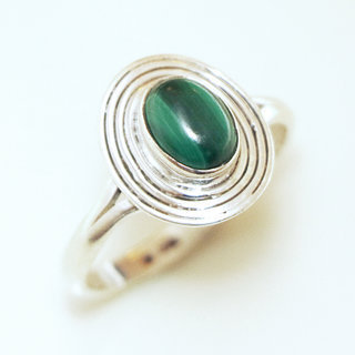 Bijoux ethniques Indiens bague en argent 925 massif femme fine petite ovale filigranes pierre fine Malachite - Inde 124