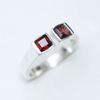 Bijoux ethniques Indiens bague en argent 925 massif fine rglable ajustable ouverte femme duo double carrs pierre fine Grenat rouge - Inde 154