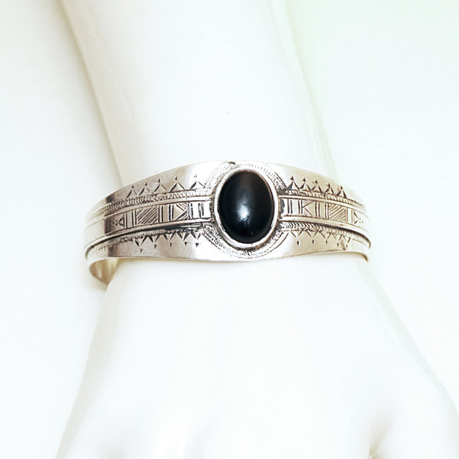 Bijoux touareg ethniques bracelet manchette en argent 925 massif femme cabochon ovale gravé ajustable réglable pierre fine Onyx noir - Niger 023 b