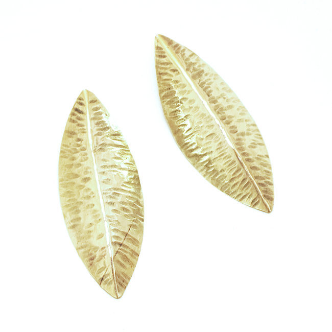 Boucles d'oreilles feuilles martelées clous en bronze doré - Mali 097