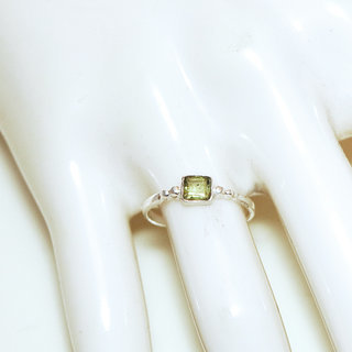 Bijoux ethniques Indiens bague argent 925 massif petite carre perles billes pierre fine facettes Pierre verre vert Pridot - Inde 170 b