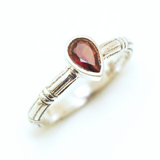 Bijoux ethniques Indiens bague argent 925 massif petite goutte grave pierre fine facettes Pierre Grenat rouge - Inde 171 a