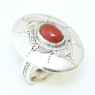 Bijoux touareg ethniques bague en argent 925 massif femme grande ovale grave et pierre fine Cornaline orange marron gravures fleur - Niger 047 a