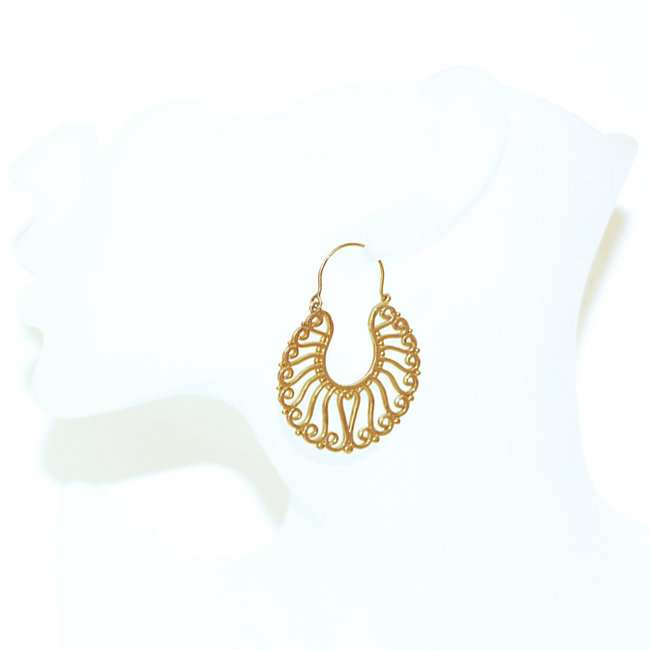 Bijoux Indiens Ethniques boucles d'oreilles pendants créoles cercles rondes dorées perles ajourée fleur filigranes boho gipsy bohème en bronze doré or gravée - Inde 067 b