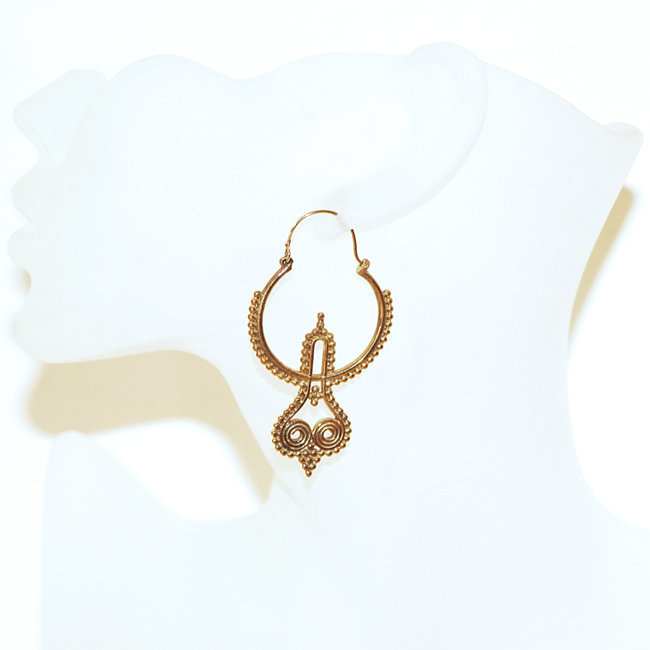 Bijoux Indiens Ethniques boucles d'oreilles créoles longues dorées filigranes boho gipsy bohème orientales en bronze doré or gravé - Inde 078 b