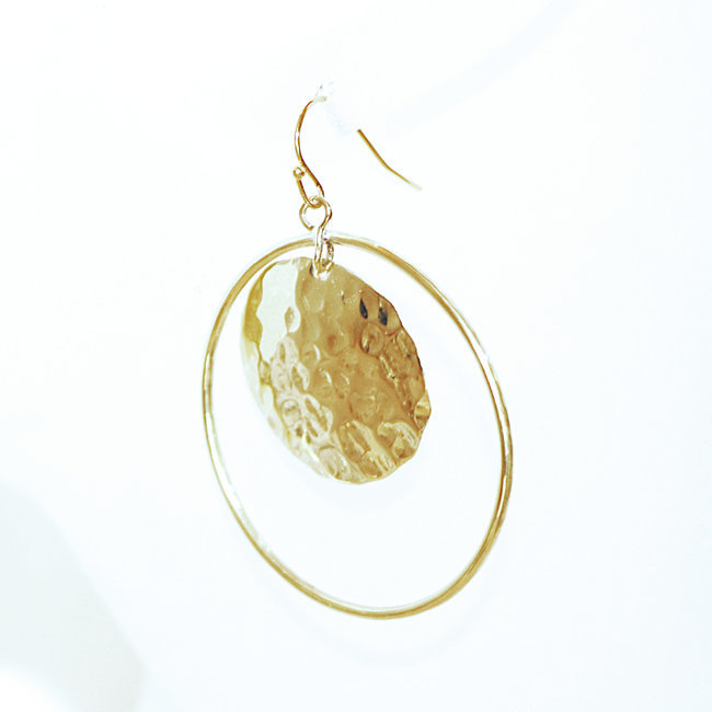Boucles d'oreilles pendantes rond martelé en bronze doré - Mali 128