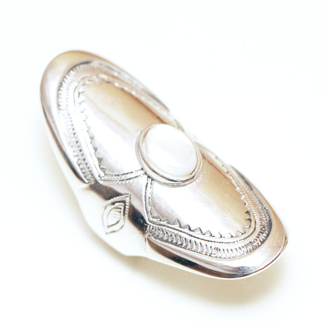 Bague argent massif 925 touareg longue navette ovale et Nacre blanche - Niger 072