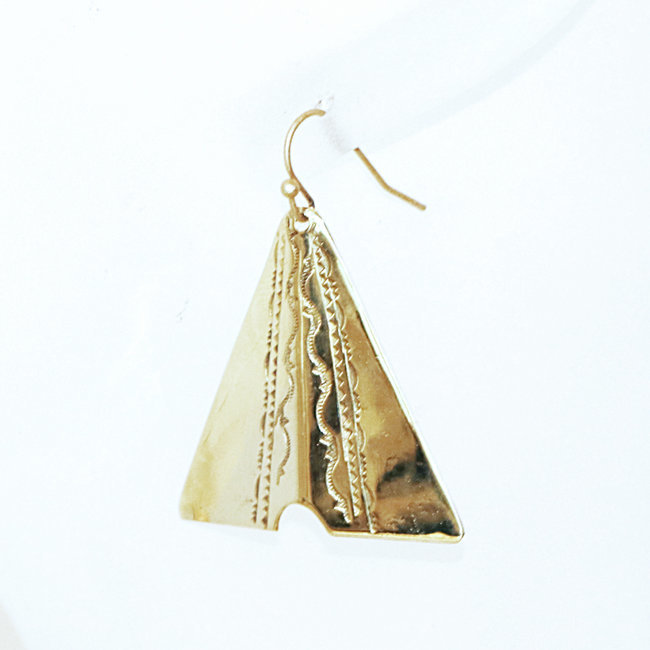 Bijoux ethniques touareg boucles d'oreilles pendantes longues tombantes triangles peul fulani gravées bronze dorée or - Mali 146 c