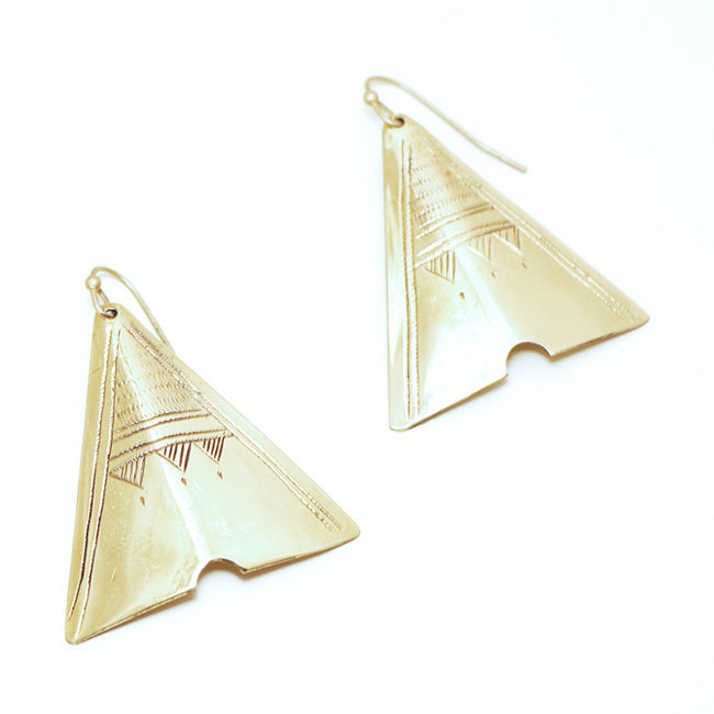 Bijoux ethniques touareg boucles d'oreilles pendantes longues tombantes triangles peul fulani gravées bronze dorée or - Mali 147 a