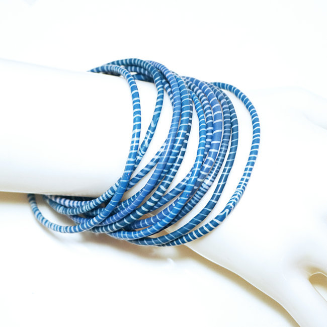 Bijoux Africains Bracelet Jokko plastique recyclé tendance Ethniques bleu foncé en tong flip-flop bleu marine roy Lot de 12 - Mali 075 a b
