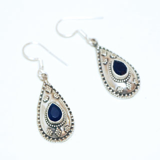 Bijoux Indiens Ethniques boucles d'oreilles argent 925 massif femme et pierre fine petite classique ovale facettes filigranes corindon Saphir bleu fonc - Inde 061a