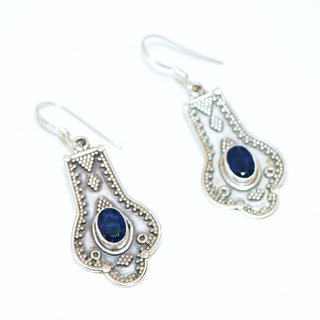 Bijoux Indiens Ethniques boucles d'oreilles argent 925 massif femme et pierre fine petite ovale facettes filigranes corindon Saphir bleu fonc - Inde 063a