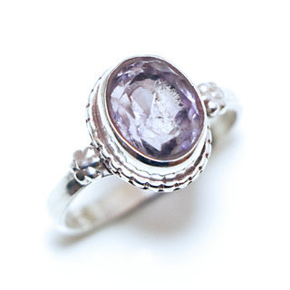 Bijoux ethniques Indiens bague en argent 925 massif femmes filigranes perles petite ovale facettes et pierre fine Amthyste violet mauve claire - Inde 134Sa