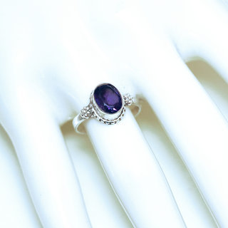 Bijoux ethniques Indiens bague en argent 925 massif femmes filigranes perles petite ovale facettes et pierre fine Amthyste violet mauve fonce - Inde 134Sb