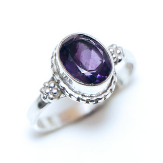 Bijoux ethniques Indiens bague en argent 925 massif femmes filigranes perles petite ovale facettes et pierre fine Amthyste violet mauve fonce - Inde 134Sa