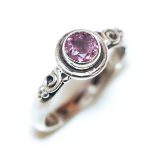 Bijoux ethniques Indiens bague argent 925 massif et pierre fine Amthyste violet facettes petites ronde - Inde 354va