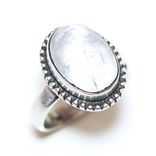 Bijoux ethniques Indiens bague en argent pierres semi-prcieuses 925 femmes et pierre fine Pierre de Lune blanc nacr petite ovale filigranes - Inde 075Ma