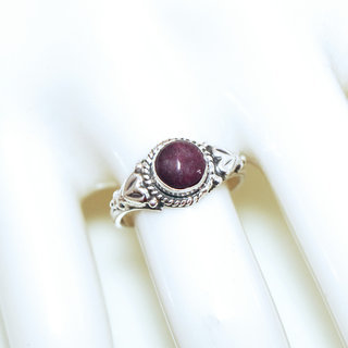 Bijoux ethniques Indiens bague en argent pierres semi-prcieuses 925 femmes et pierre fine corindon Rubis rouge fonc petite ronde filigranes - Inde 367b