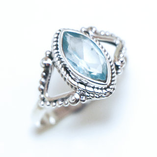 Bijoux ethniques Indiens bague en argent pierres semi-prcieuses 925 massif femme et pierre fine Topaze bleue claire marquise navette facettes - Inde 386a