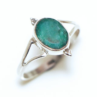 Bijoux ethniques Indiens bague en argent pierres semi-prcieuses 925 massif femme artisanal fait main et pierre fine corindon Emeraude vert fonc ovale facettes perles - Inde 387a