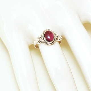 Bijoux ethniques Indiens bague en argent pierres semi-prcieuses925 massif femme et pierre fine Grenat rose rouge artisanal fait main petite ovale filigranes grave spirale - Inde 397b