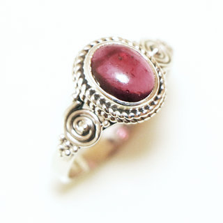 Bijoux ethniques Indiens bague en argent pierres semi-prcieuses925 massif femme et pierre fine Grenat rose rouge artisanal fait main petite ovale filigranes grave spirale - Inde 397a