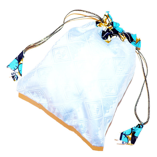 Pochette cadeau-bijoux en tissu wax bazin Pompon 20x15 cm bleu clair - Mali POPTG001