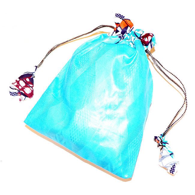 Pochette cadeau-bijoux en tissu wax bazin Pompon 20x15 cm bleu turquoise - Mali POPTG007