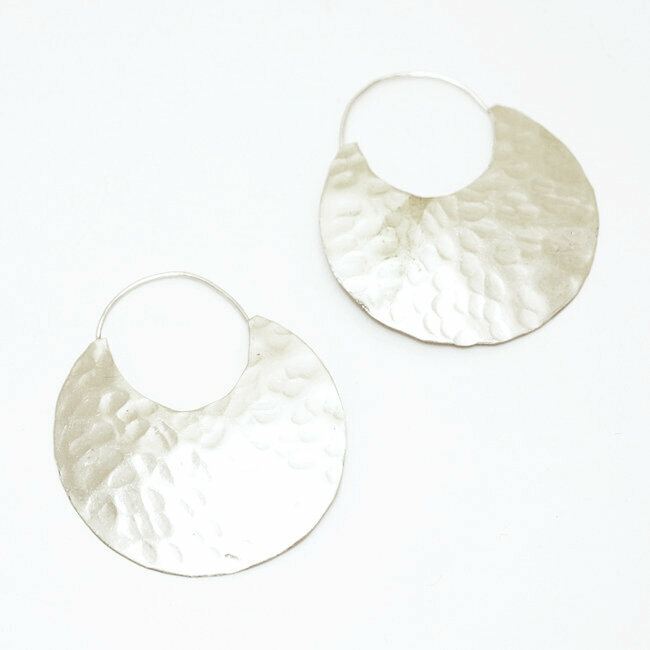 Boucles d'oreilles créoles plates martelées en bronze argenté 4 cm - Mali 070