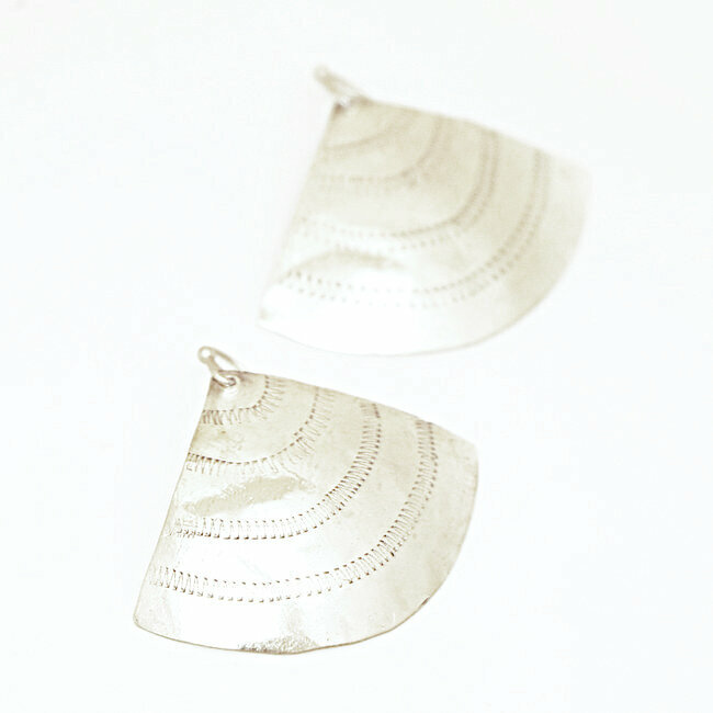 Boucles d'oreilles bronze argenté éventails gravés - Mali 050
