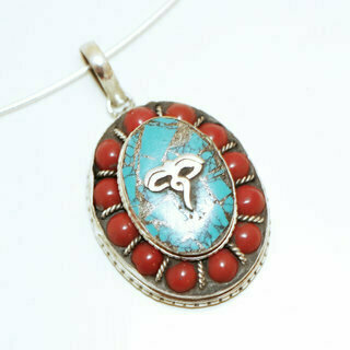 Bijoux Indiens Ethniques petit pendentif ovale Corail rouge Turquoise motifs tib�tain filigrane grav� laiton plaqu� argent 925 pierres - Nepal 035Ma